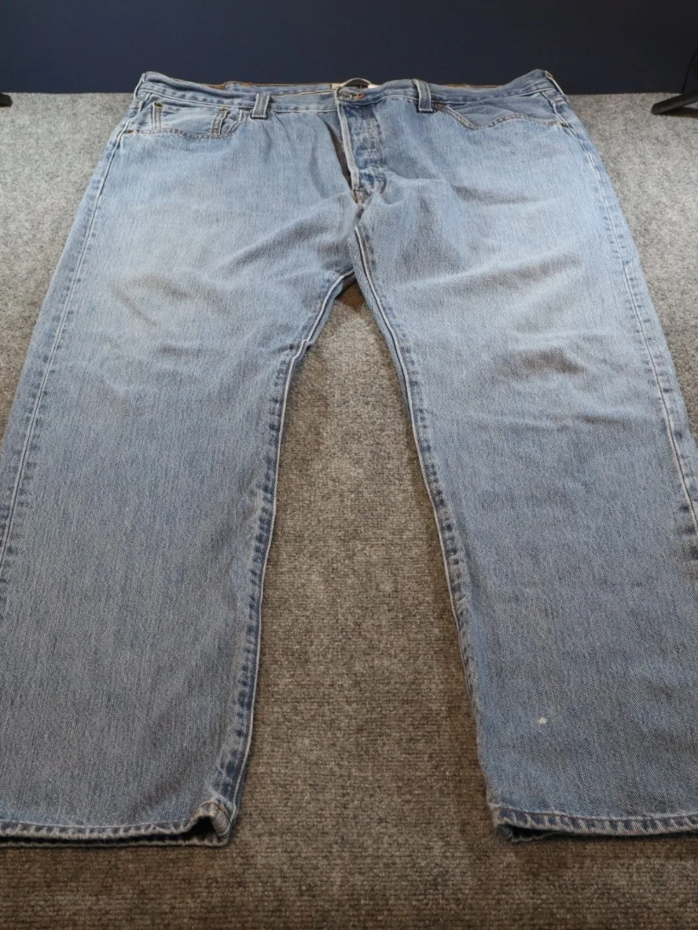 Levi’s 501 Jeans Mens 40x34 Light Wash Denim Straight Leg Button Fly Classic - Picture 1 of 7